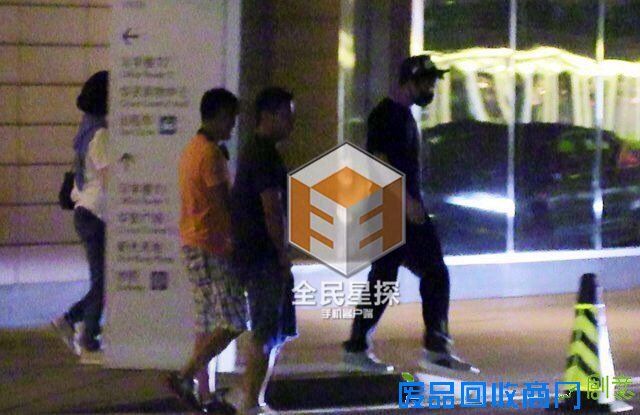 成龙开饭局美女伴驾 房祖名赶来受训