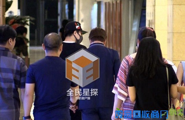 成龙开饭局美女伴驾 房祖名赶来受训