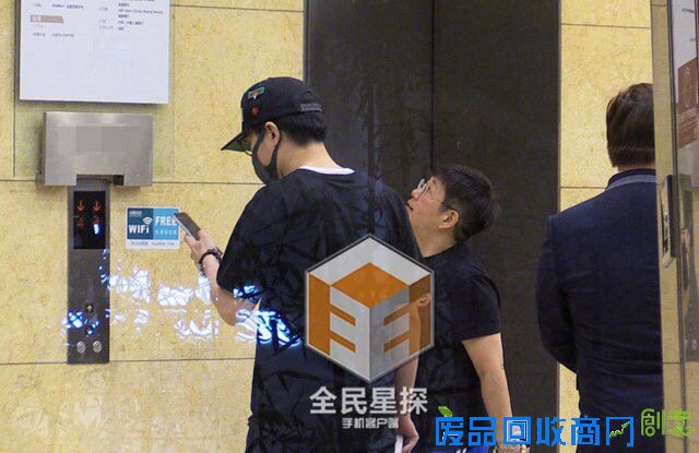 成龙开饭局美女伴驾 房祖名赶来受训