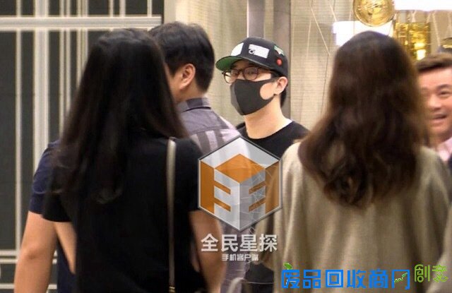 成龙开饭局美女伴驾 房祖名赶来受训