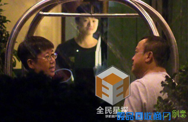 成龙开饭局美女伴驾 房祖名赶来受训