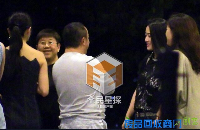 成龙开饭局美女伴驾 房祖名赶来受训