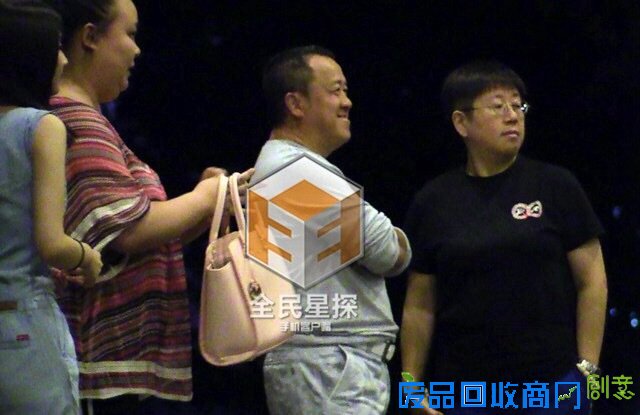 成龙开饭局美女伴驾 房祖名赶来受训