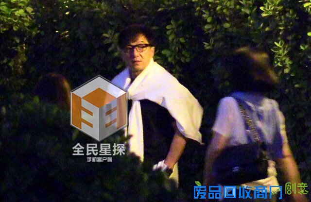 成龙开饭局美女伴驾 房祖名赶来受训