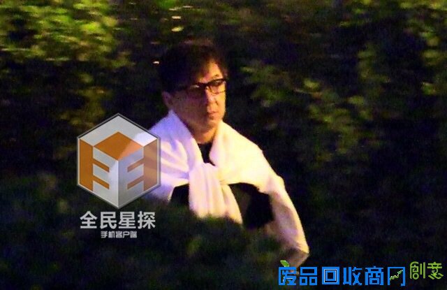 成龙开饭局美女伴驾 房祖名赶来受训