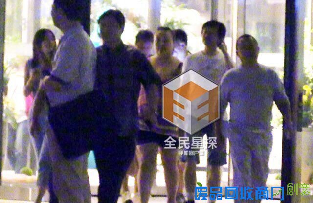 成龙开饭局美女伴驾 房祖名赶来受训