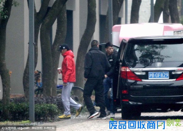 谢霆锋念旧情开工仍坐张柏芝所送汽车 破与王菲结婚传闻