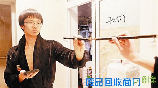 暖男辅导员给学生拍照走红 给你照片给我一段故事