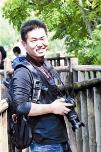 暖男辅导员给学生拍照走红 给你照片给我一段故事