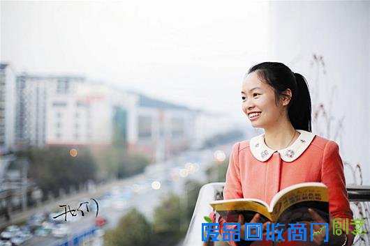 暖男辅导员给学生拍照走红 给你照片给我一段故事