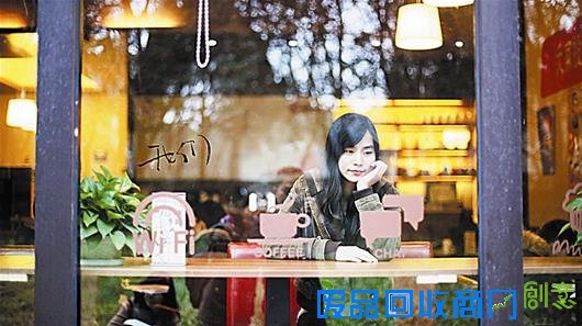 暖男辅导员给学生拍照走红 给你照片给我一段故事