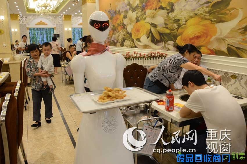 图为机器人“女神”为顾客送菜。何乾健/摄影