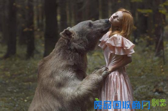 用生命拍照 真人版的美女与野兽