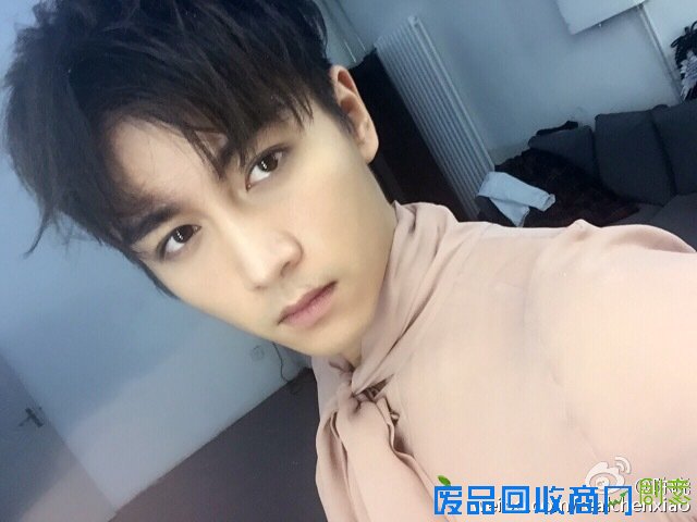 陈晓晒自拍眼神忧郁 网友：帅到没朋友！(图)