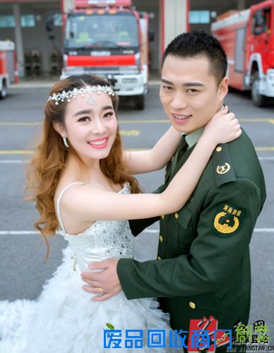 湘潭消防员拍摄“消防版”婚纱照