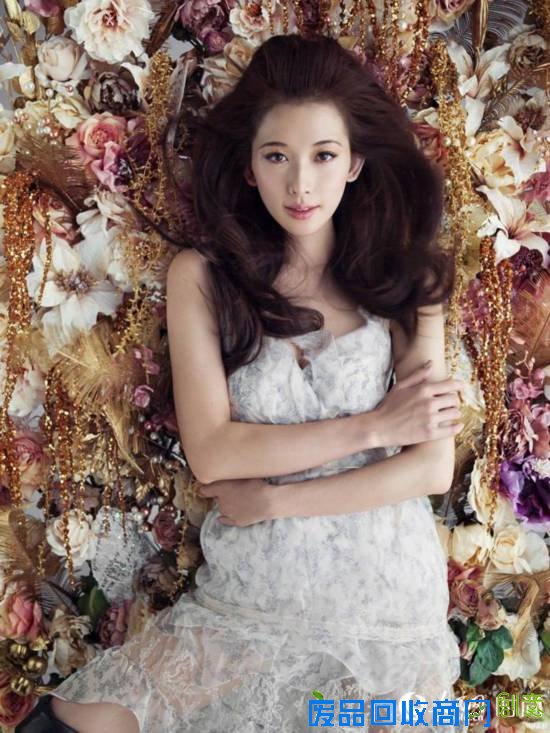 志玲姐姐在花丛中甜笑,女神范儿依旧。