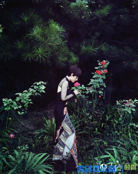 如果你要是个性派又恰好有一个好身材,不妨效仿孙俪这样的拍照pose,看起来分分钟就是一张时尚大片啦!