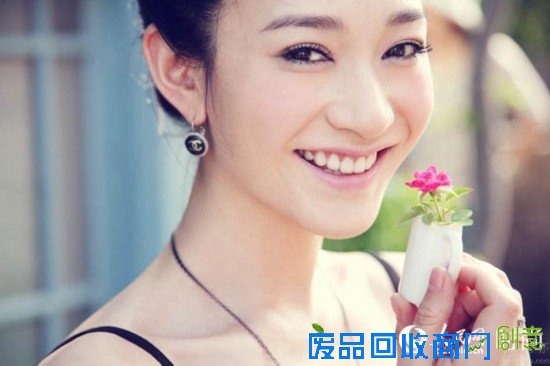 你以为春天拍花就要一大片一大片才美?谁说的,看李小冉手拿一小撮花甜笑是多么迷人。