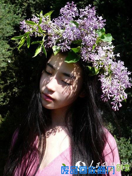 张辛苑一直是走着小清新的风格,女神就是不一样,头戴花环不仅不土还显得仙气逼人。