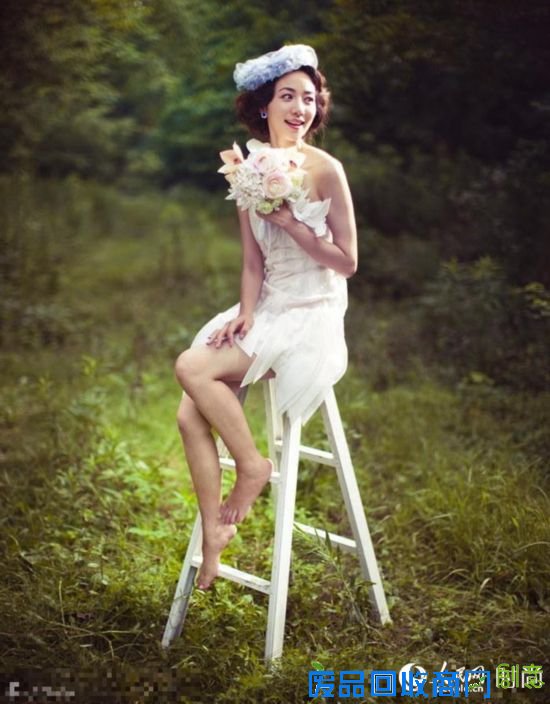 韩雪捧花坐上高脚凳，赏花大片也可以轻松实现婚纱照范儿。