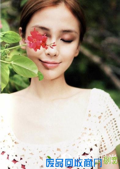 Angelababy赏花照,上花朵遮掉自己的侧脸,看起来又脸小又唯美!