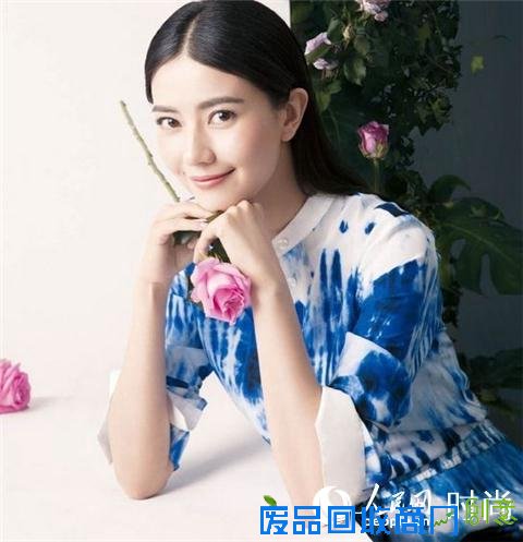 高圆圆手持玫瑰花,清新的妆面真的很适合这为天然美女。