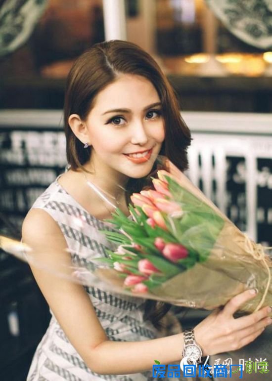 昆凌与周杰伦新婚后就马上投入了工作中,近日一组时尚大片她穿上最新一季春装,脸颊红扑扑对镜头甜笑,展露青春气息。