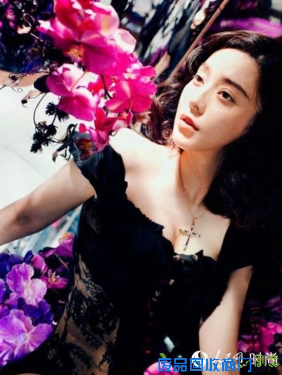 范冰冰曾为《男人装》拍摄花海大片,虽然妆容素雅,不过在鲜花锦簇中,范爷还是一如既往的妩媚性感。