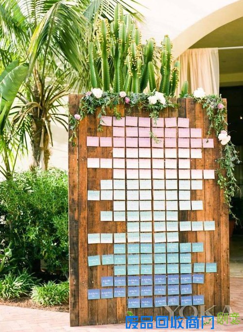 最常见的祝福板无疑是设立一块木板，在上面钉上宾客们的祝福语了。不过这个方法虽然听起来很简单，但却都是煞费苦心想出来的点子。比如通过渐变来打造浪漫感，还有在卡片边别上花卉来布置的。