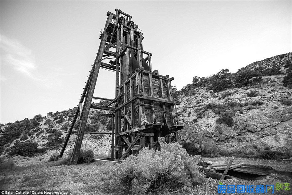 美摄影师大胆创意:废弃建筑拍摄裸替女人像(组图)