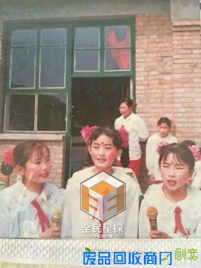 赵丽颖童年可爱照曝光 曾是文艺标兵