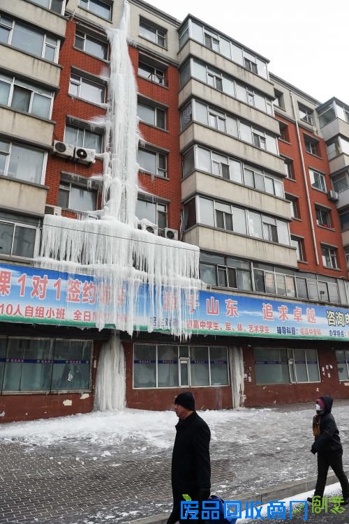 长春一居民楼外现七层楼高“冰瀑”