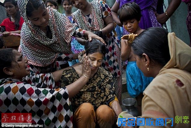 悲伤的婚礼：15岁少女被迫嫁32岁男子图片