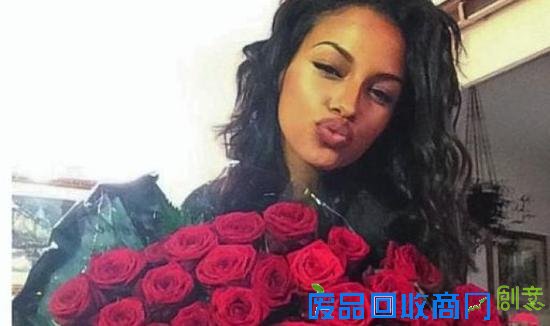 分手后范妮曾在社交媒体晒恩爱，向巴神宣告自己过得很好，实际呢？