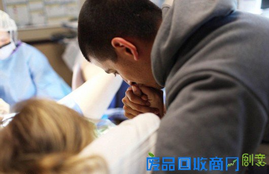 美摄影师镜头记录孕妇“生产日记”