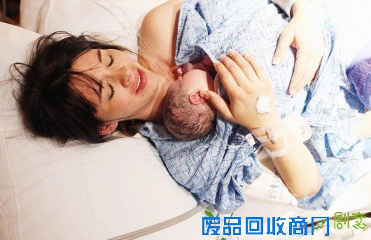 美摄影师镜头记录孕妇“生产日记”