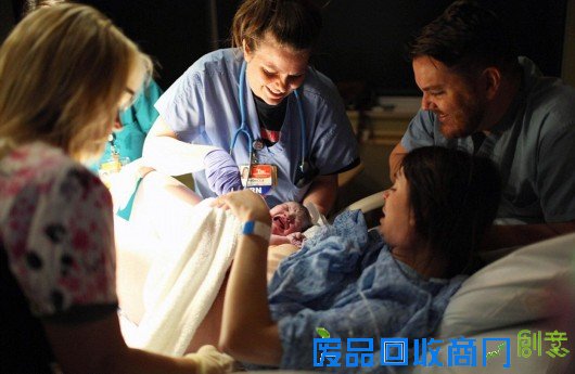 美摄影师镜头记录孕妇“生产日记”