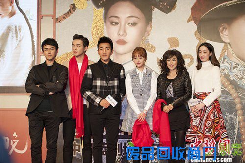 主创合影。 翟璐 摄