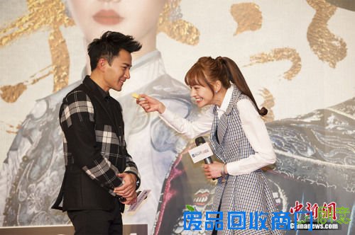 刘恺威（左）、郑爽（右）