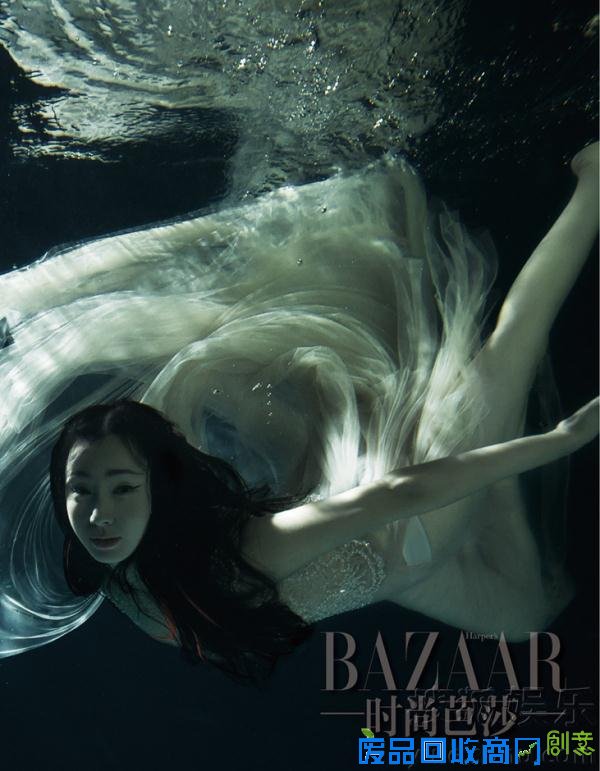 陶虹曝水下唯美写真肤若凝脂格外美艳