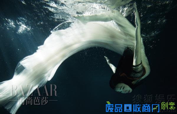 陶虹曝水下唯美写真肤若凝脂格外美艳