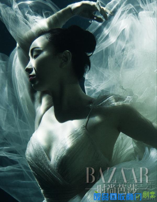 陶虹曝水下唯美写真肤若凝脂格外美艳