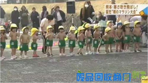 日本幼儿园冬天举办赤膊路跑