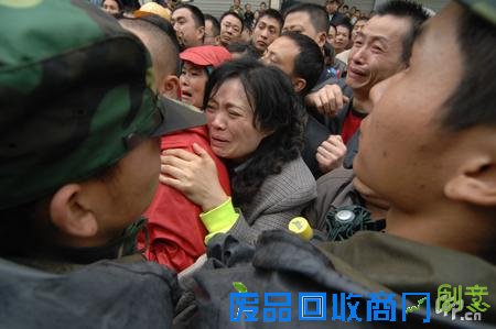 垮塌教学楼搜救现场外，心急如焚的家长们