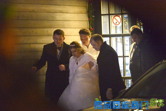 基里连科晒婚纱照自曝已婚 小腹隆起疑怀孕(图)