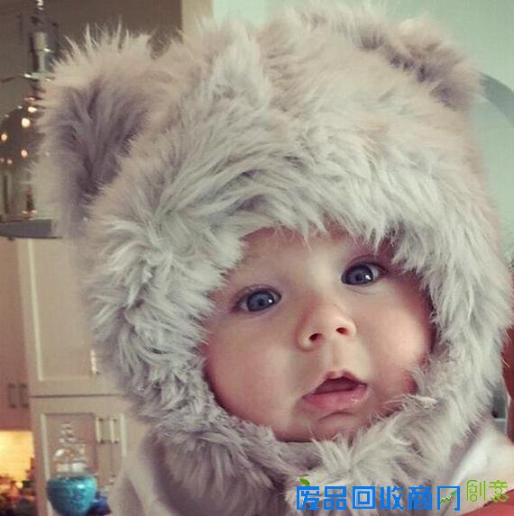 达斯汀祝儿子生日快乐 辣妈宝琳娜打扮萌娃创意多