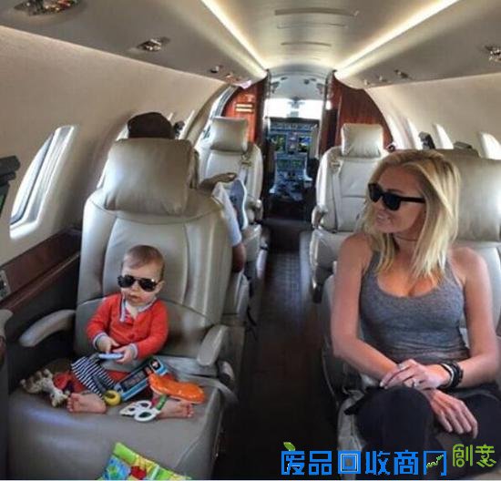 达斯汀祝儿子生日快乐 辣妈宝琳娜打扮萌娃创意多