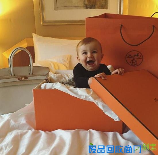 达斯汀祝儿子生日快乐 辣妈宝琳娜打扮萌娃创意多