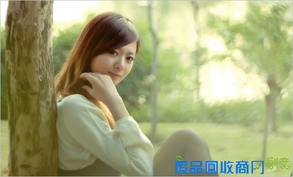 忌立于树旁拍照