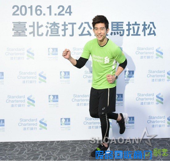 贾静雯出席内衣秀不小心露出Nu bra 修杰楷预定3月入伍(图)